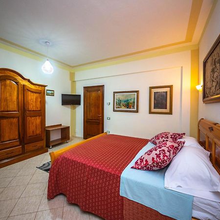 Hotel "San Saena " Radhime Bagian luar foto
