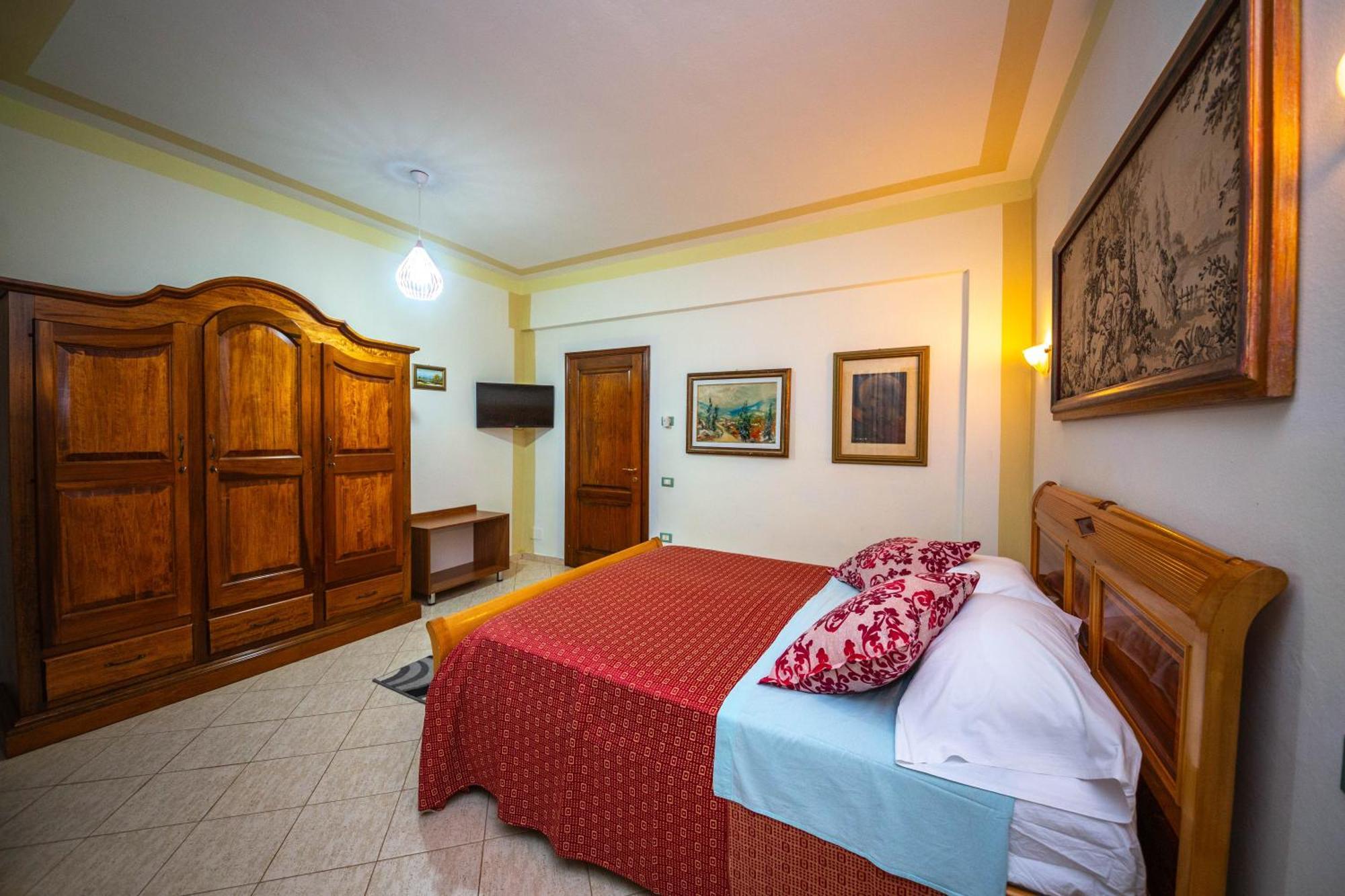 Hotel "San Saena " Radhime Bagian luar foto