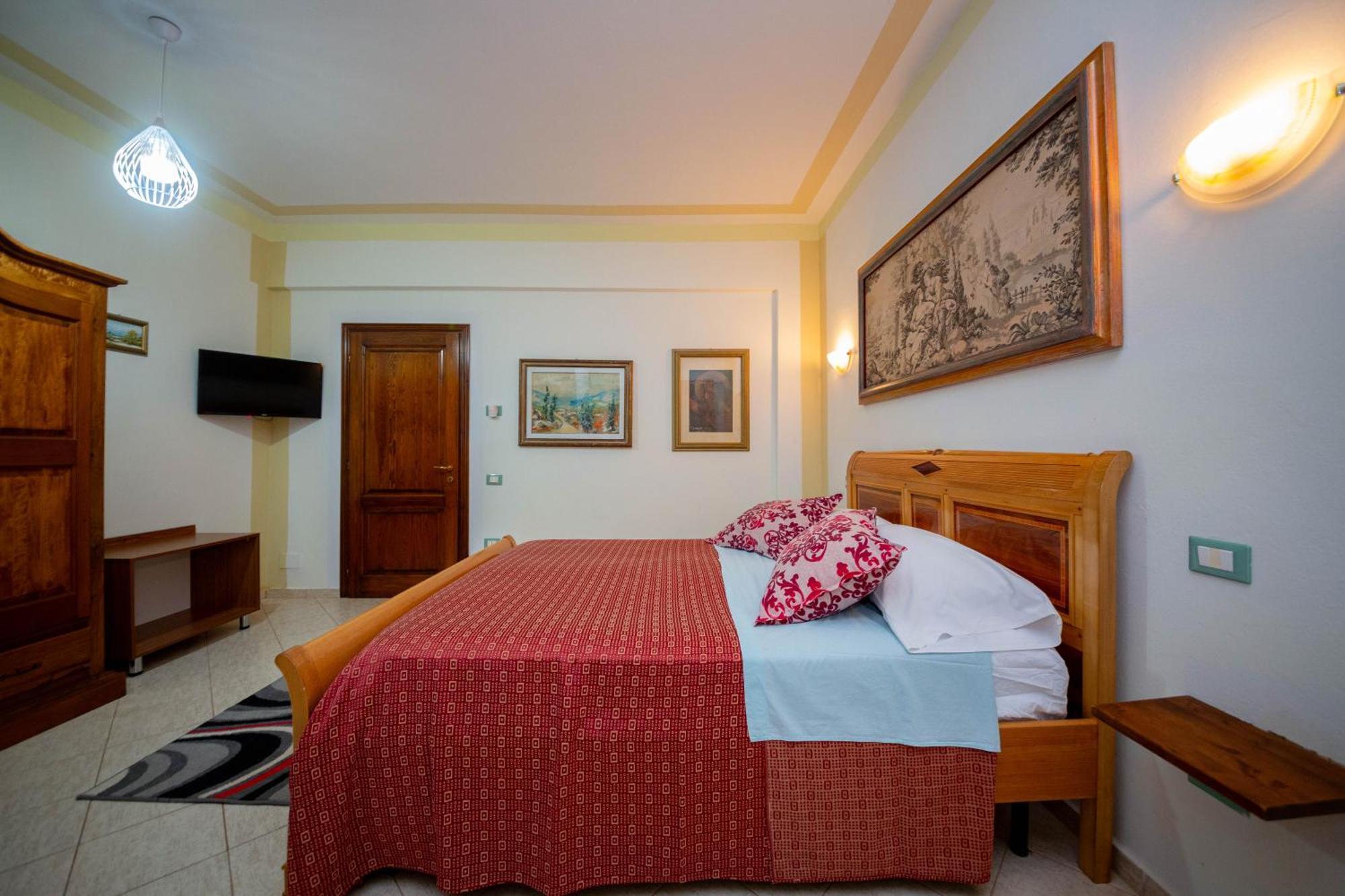 Hotel "San Saena " Radhime Bagian luar foto