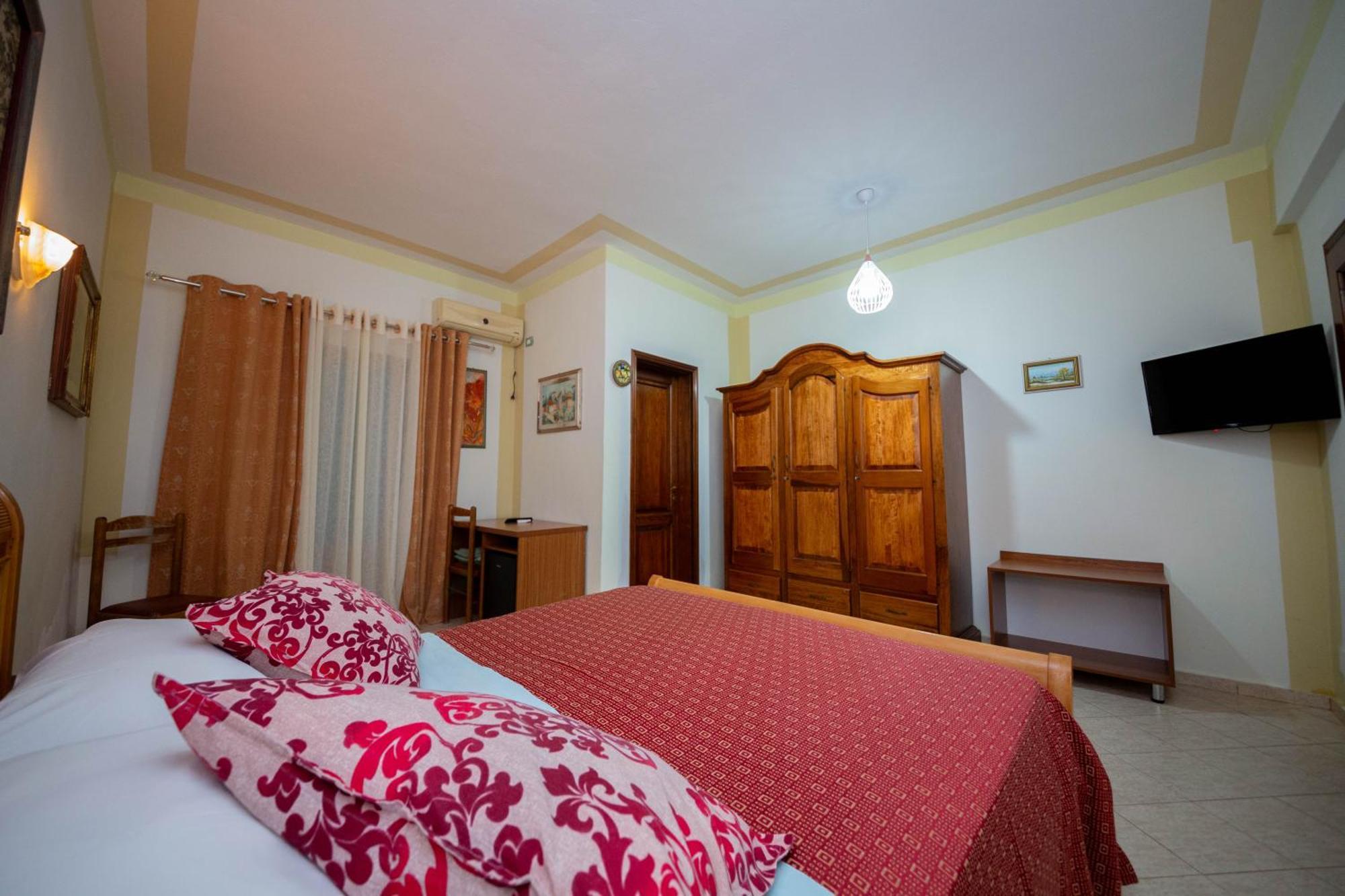 Hotel "San Saena " Radhime Bagian luar foto