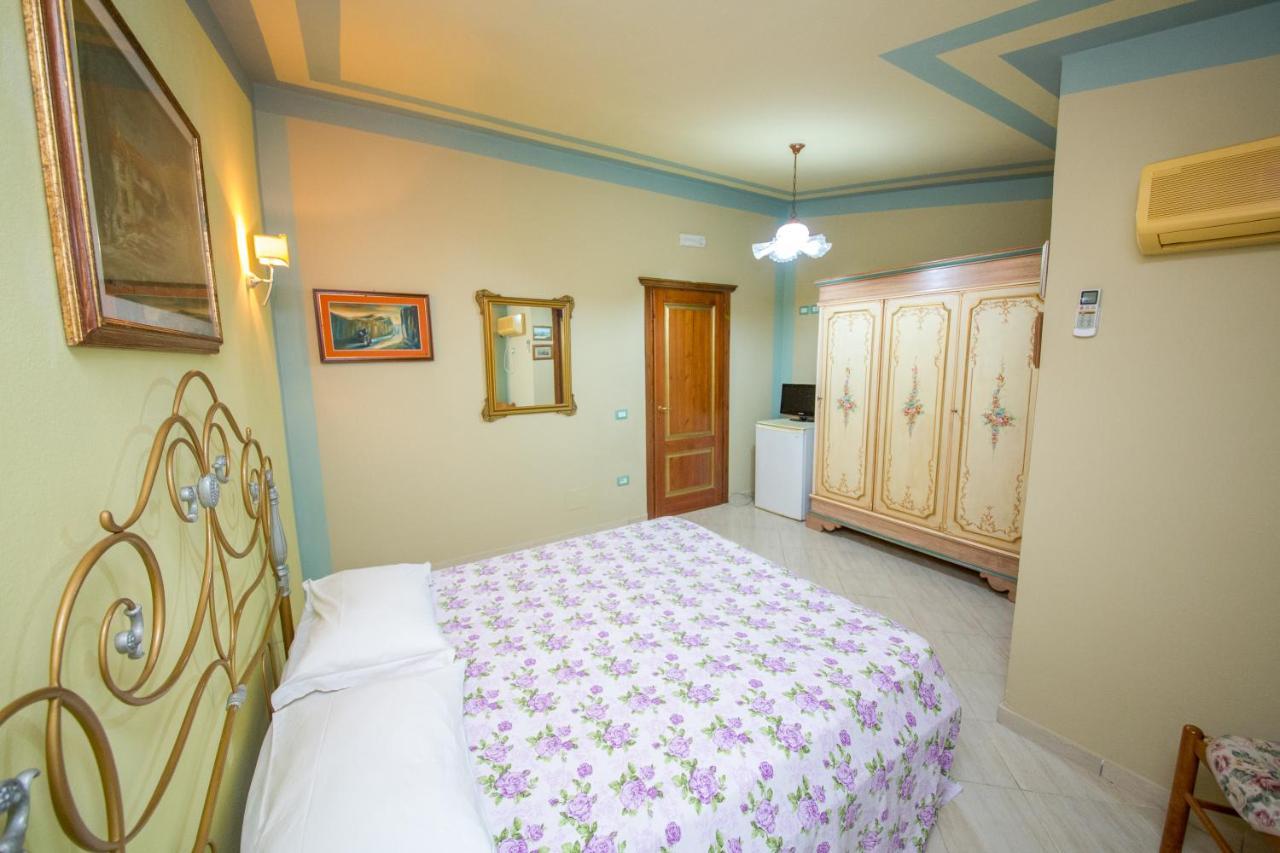 Hotel "San Saena " Radhime Bagian luar foto